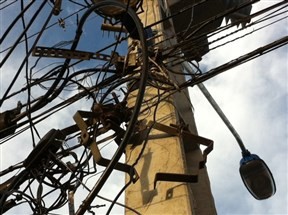 Falta de manutenção dos cabos de telefonia coloca em risco a população e a fiação elétrica